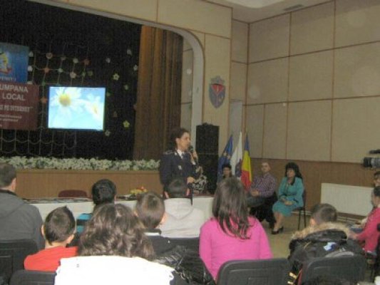 Elevii din Cumpăna, învăţaţi de poliţişti să prevină violenţa